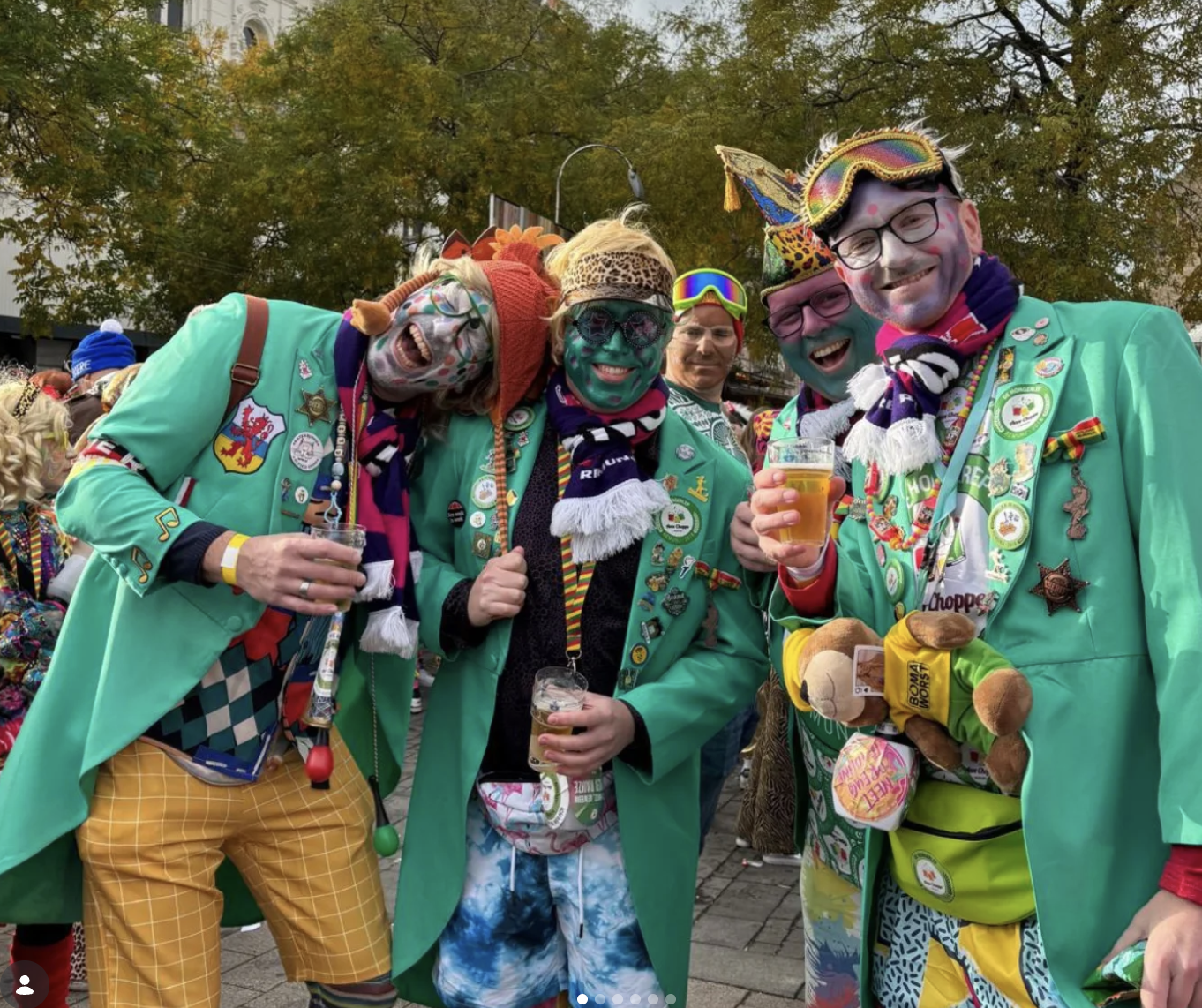 Leden van De Hongerlep samen tijdens carnaval