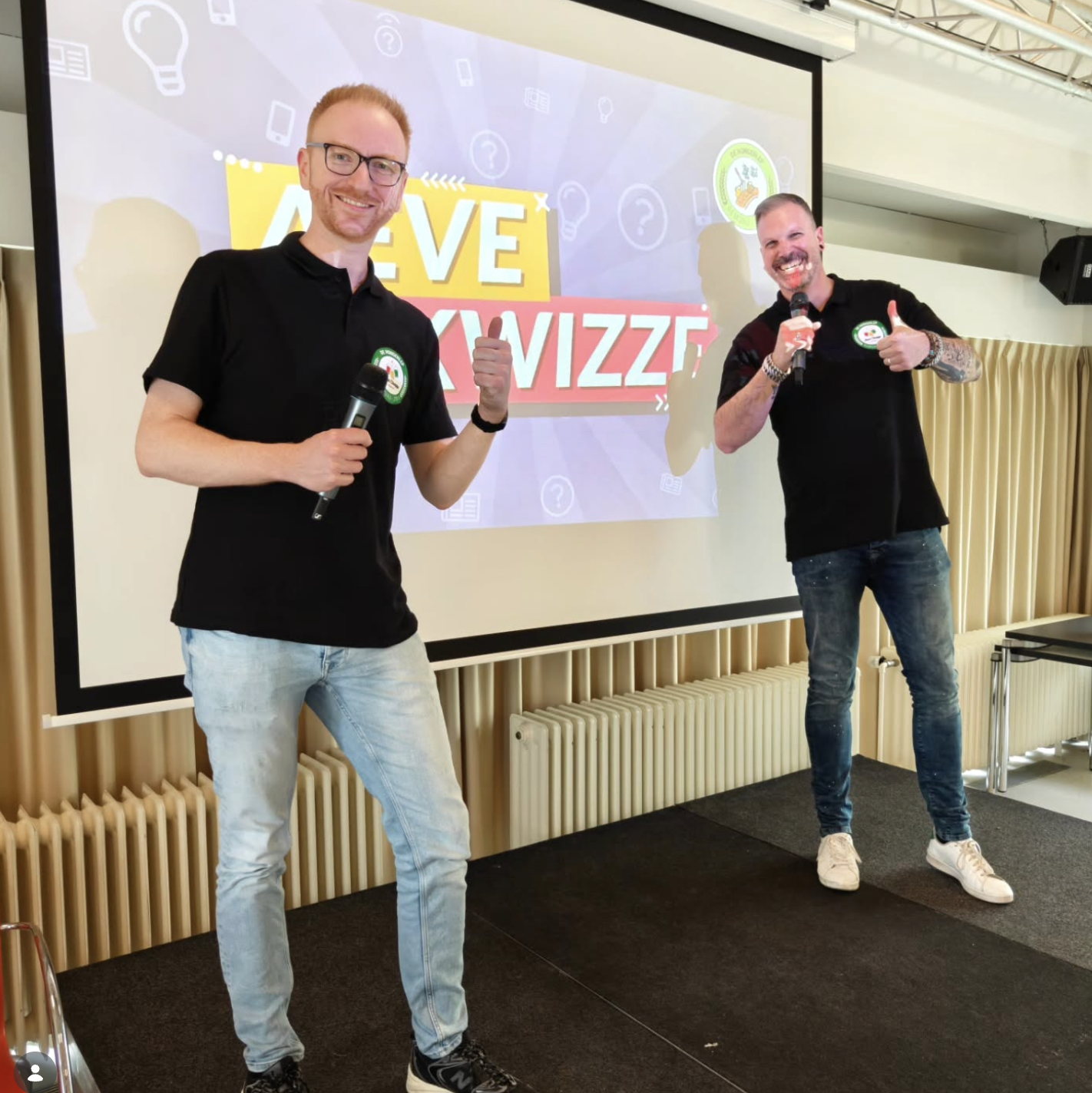 Sfeerbeeld van een eerdere Aeve Kwizze met twee Hongerlep-leden op het podium