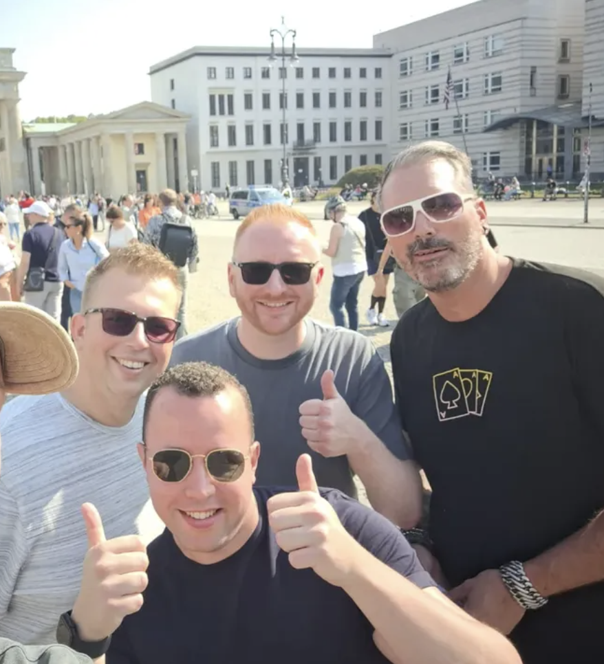 Het vierkoppige team van De Hongerlep samen op reis